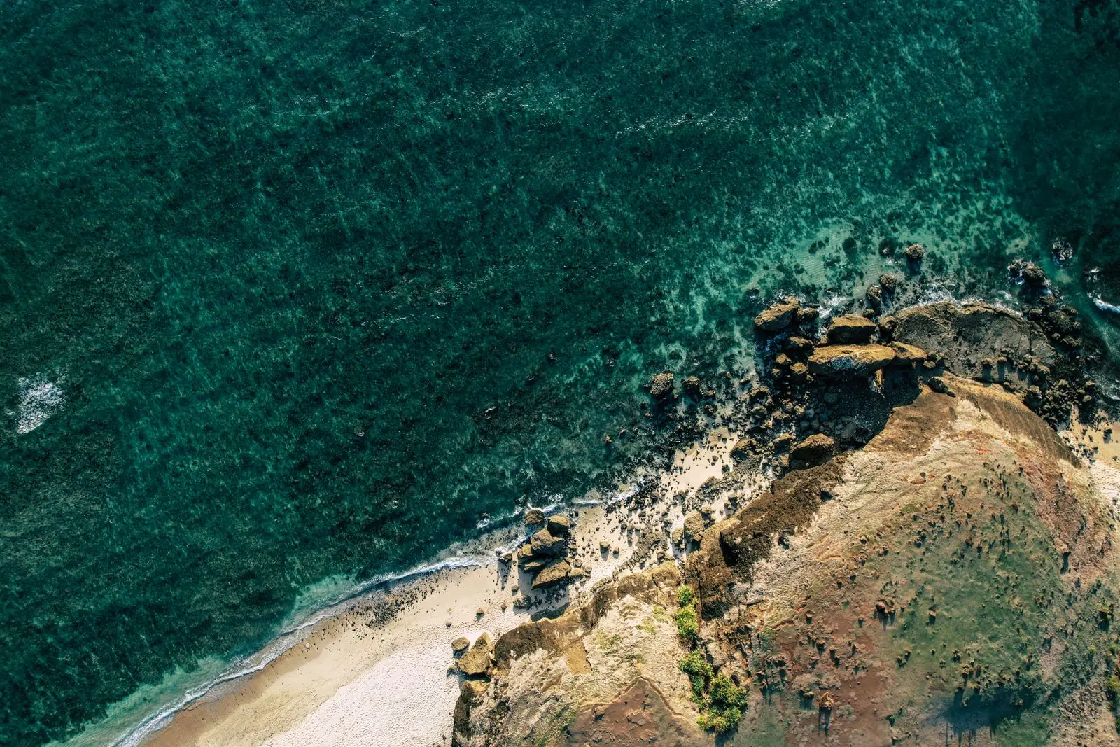 Pemandangan udara pesisir tropis di Nusa Tenggara Barat, Indonesia.